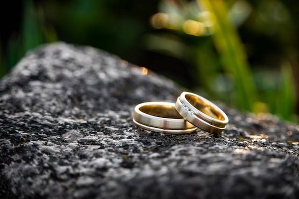 Quelle est la signification des alliances de mariage ?